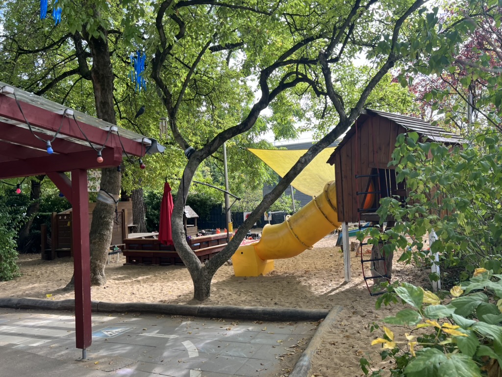 Der Garten des Knusperhäuschens mit Rutsche, Spielhaus und Lichterkette